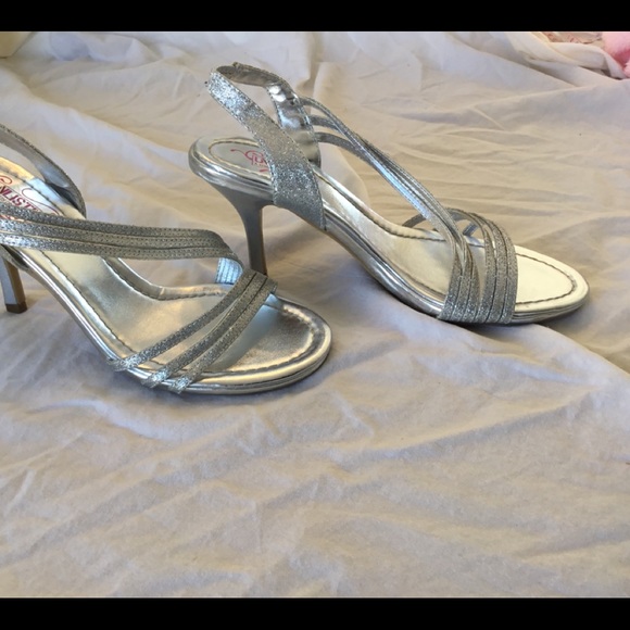 KENNETH COLE UNLISTED SILVER SANDALS CLEARING OUT - Picture 9 of 13